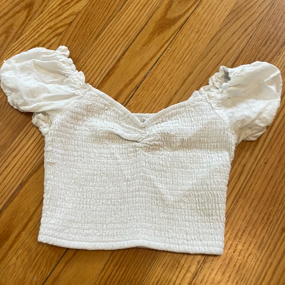 white hollister cropped shirt